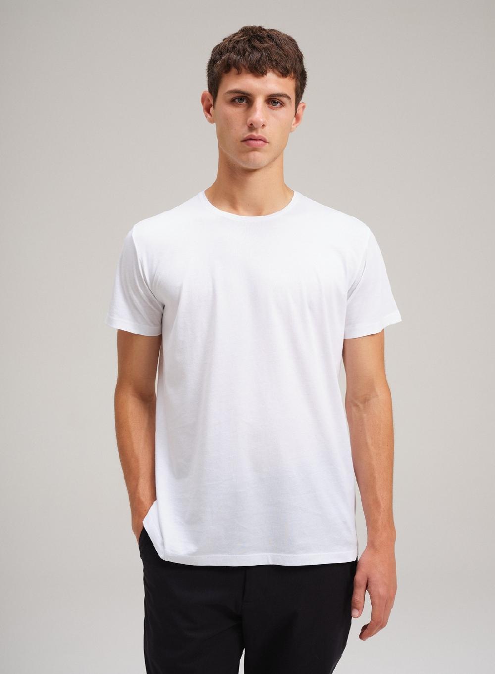 Etiqueta negra Remera luxury cuello U Solo queda un día