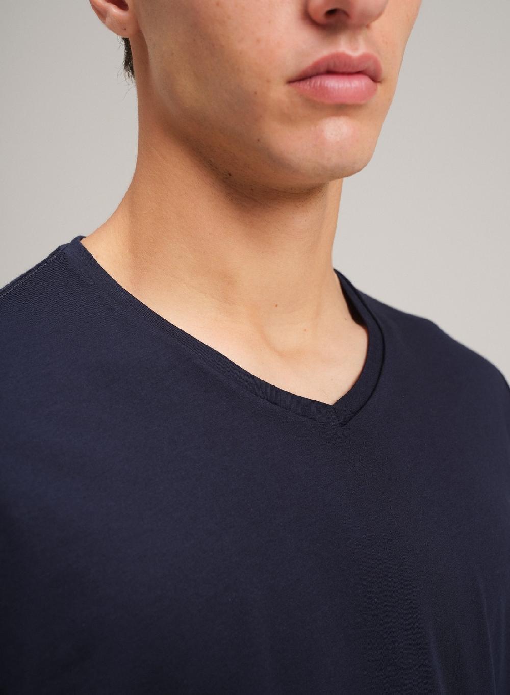 Etiqueta negra Remera luxury cuello V Tienda de fábrica