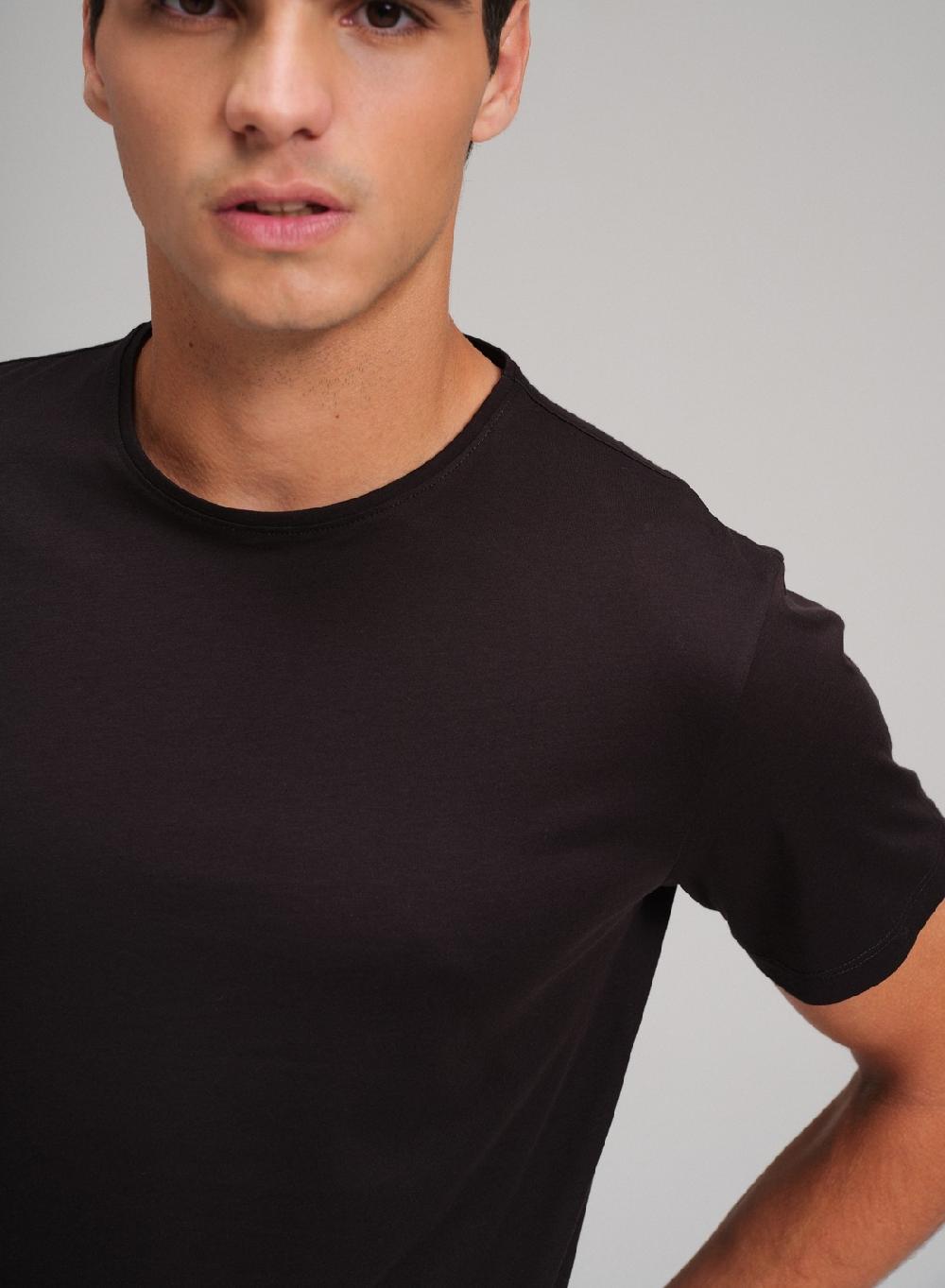 Etiqueta negra Remera luxury cuello U Precios de Black Friday