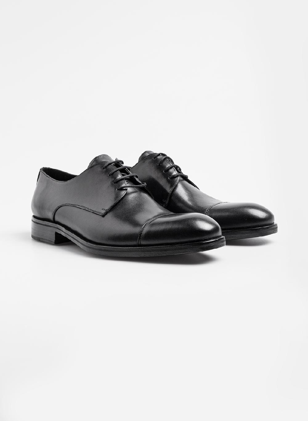 Etiqueta negra acordonado formal puntera En oferta