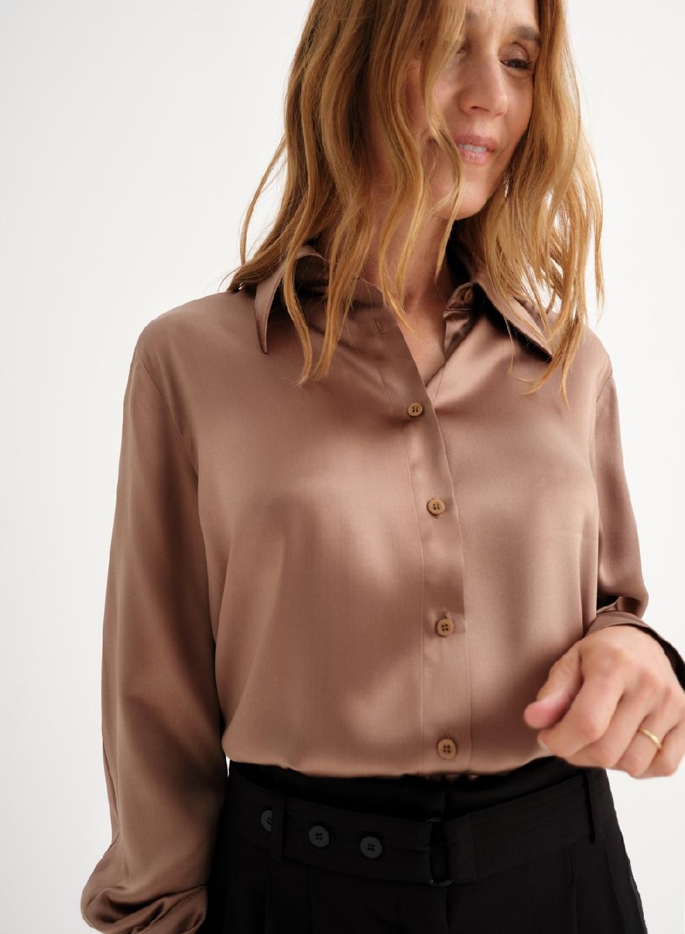 Etiqueta negra Camisa cuello seda Grandes ahorros