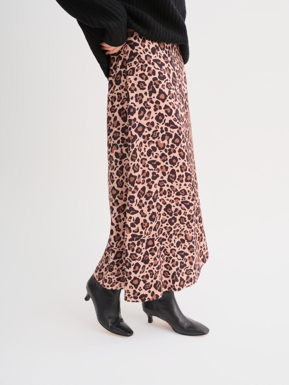 Etiqueta negra Pollera saten estampada Oferta especial