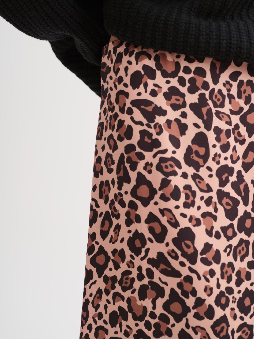 Etiqueta negra Pollera saten estampada Oferta especial