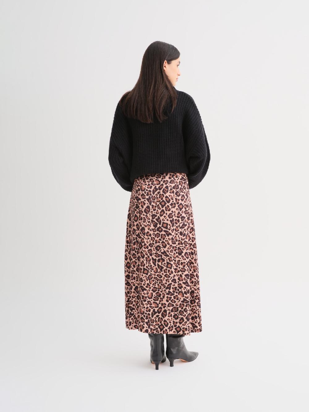Etiqueta negra Pollera saten estampada Oferta especial