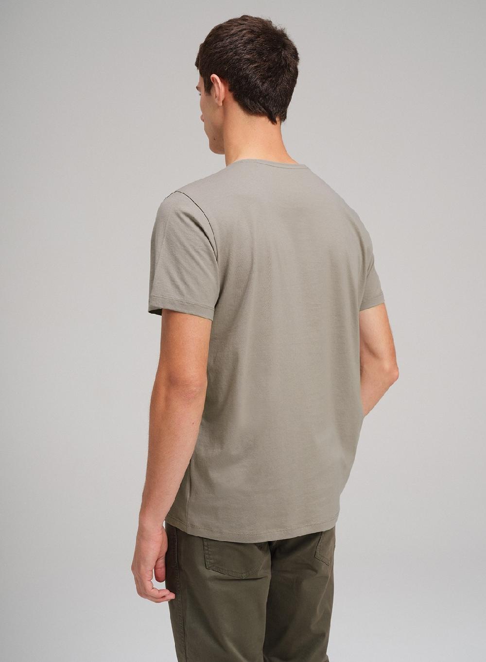 Etiqueta negra Remera luxury cuello U Precios de Black Friday