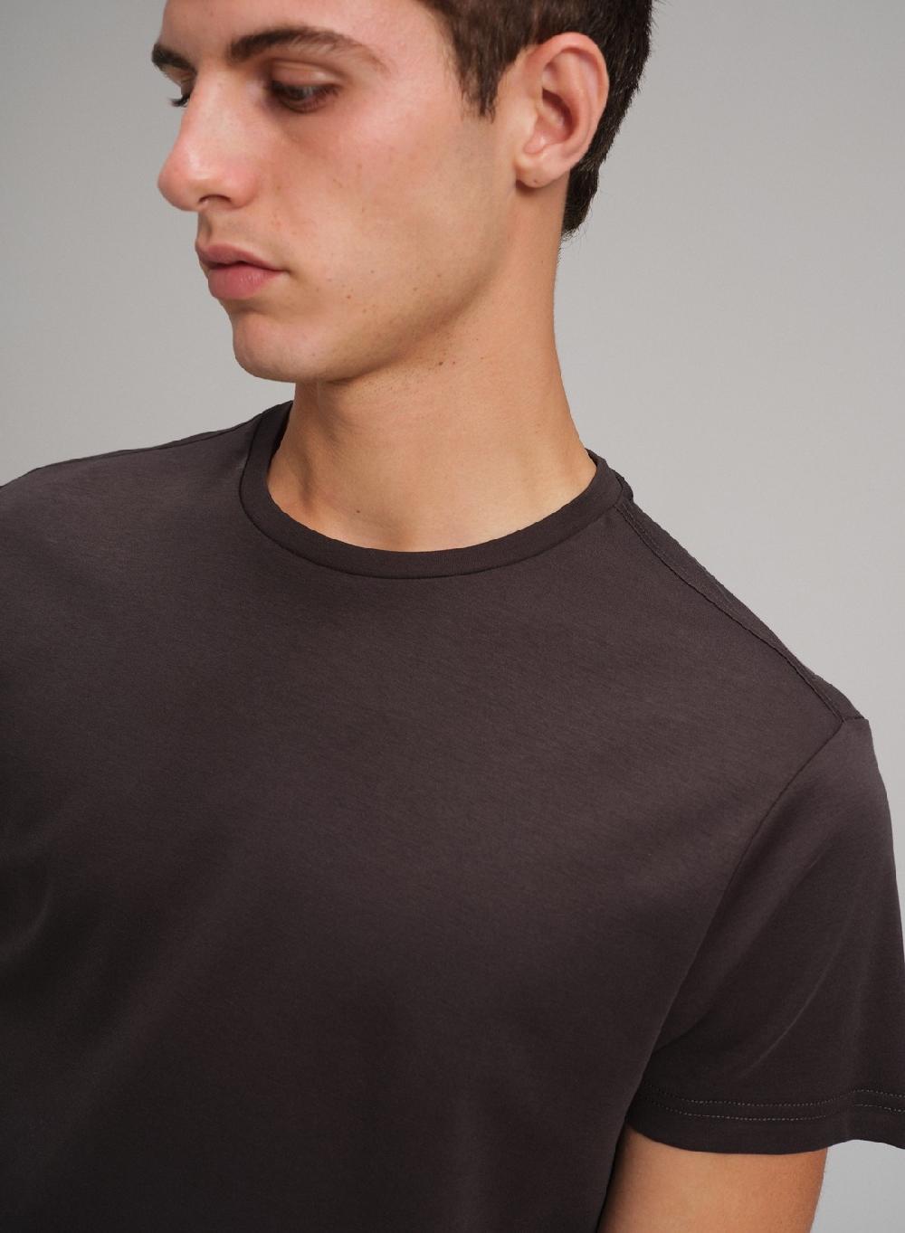 Etiqueta negra Remera cuello U liquid cotton Último día
