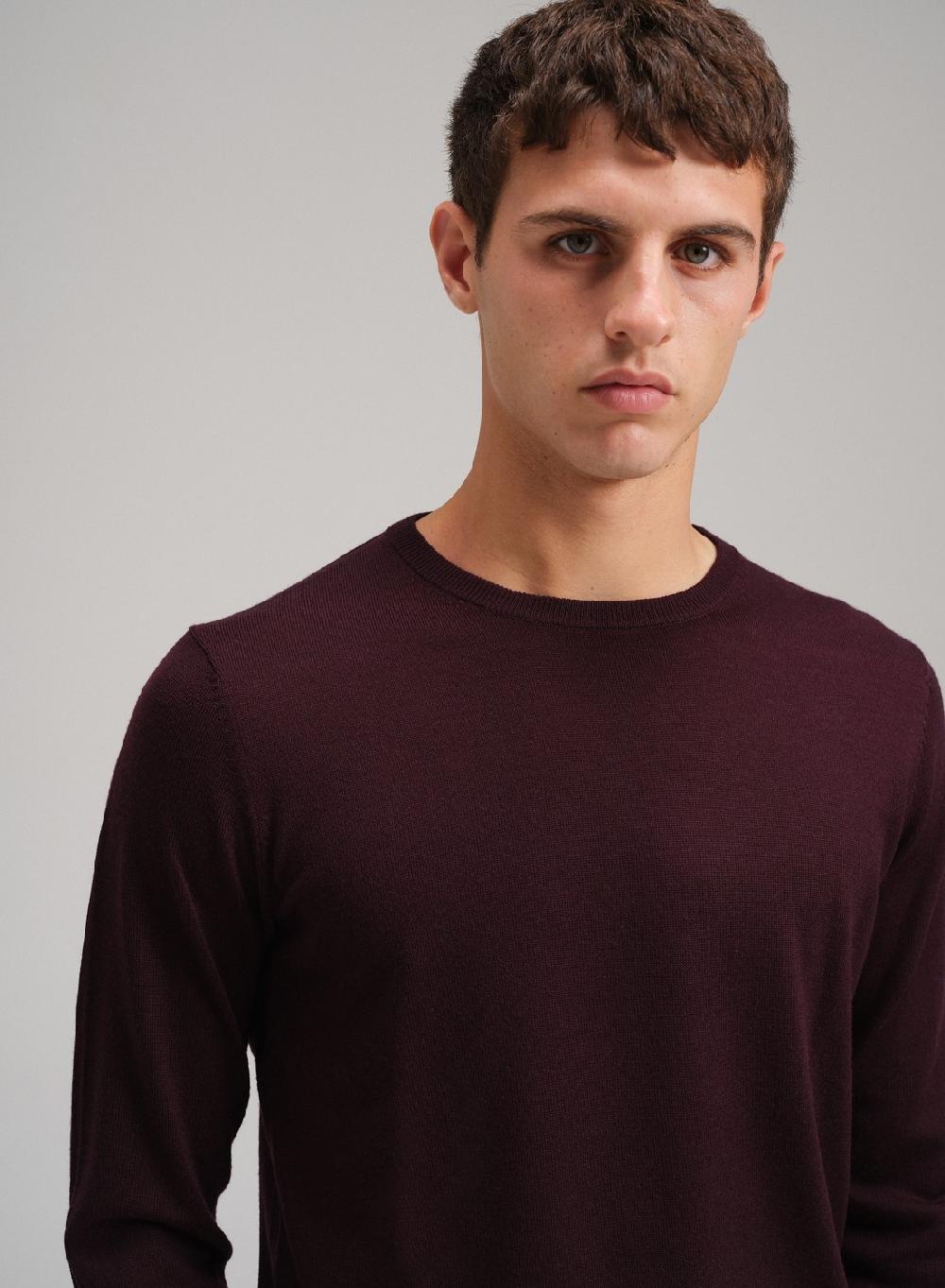 Etiqueta negra Sweater cuello U merino Oferta exclusiva