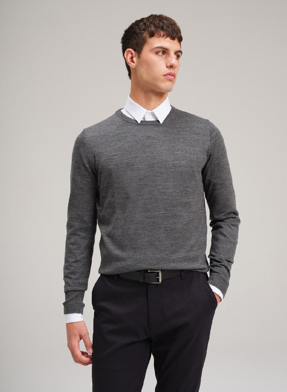Etiqueta negra Sweater cuello U merino Descuento por venta flash