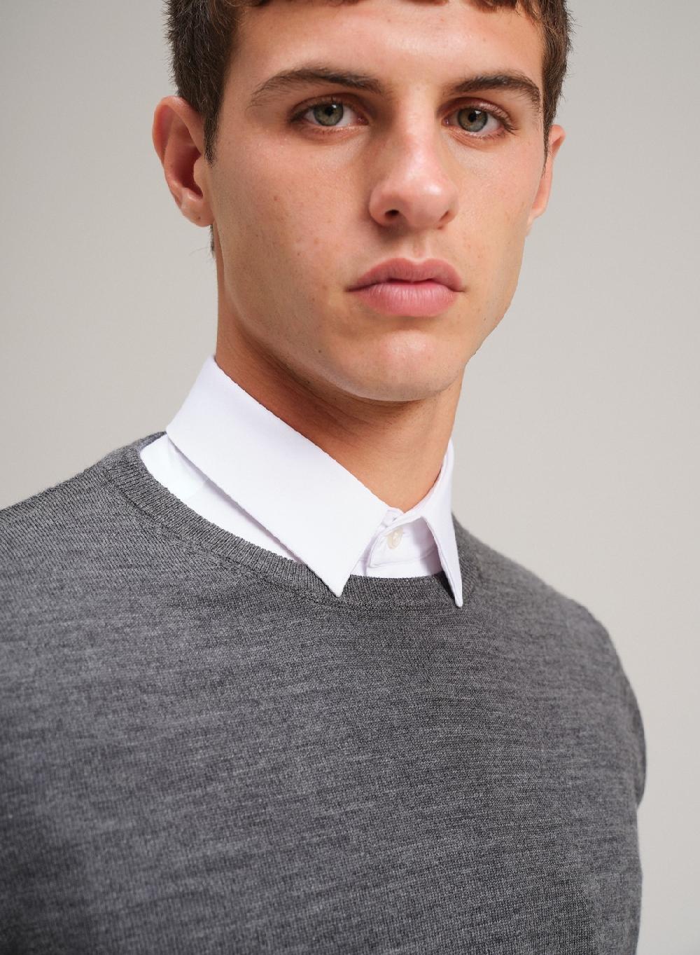 Etiqueta negra Sweater cuello U merino Descuento por venta flash