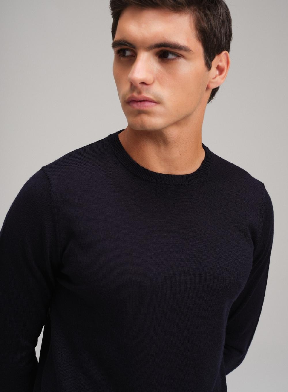 Etiqueta negra Sweater cuello U merino Ofertas de temporada