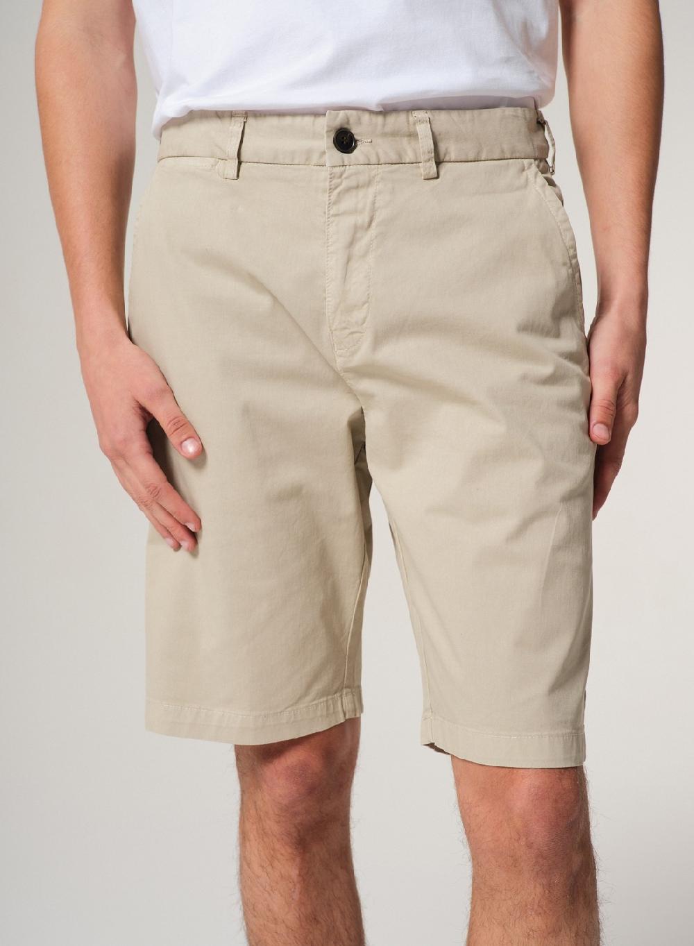 Etiqueta negra Bermuda gabardina garment dye En oferta