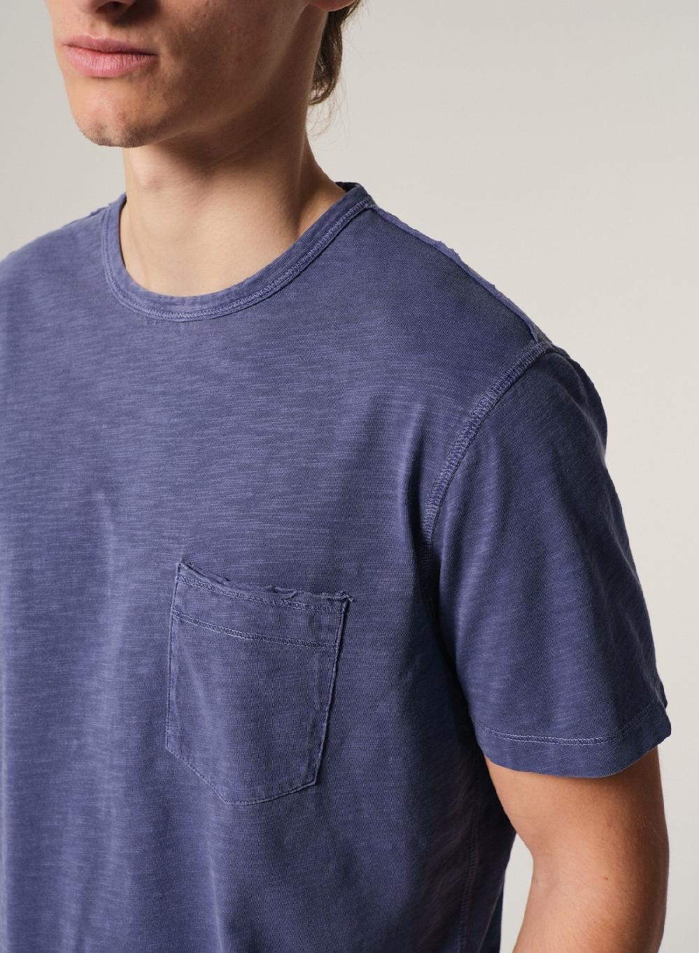 Etiqueta negra Remera cuello u flame con bolsillo pigment dye Últimos 3 días