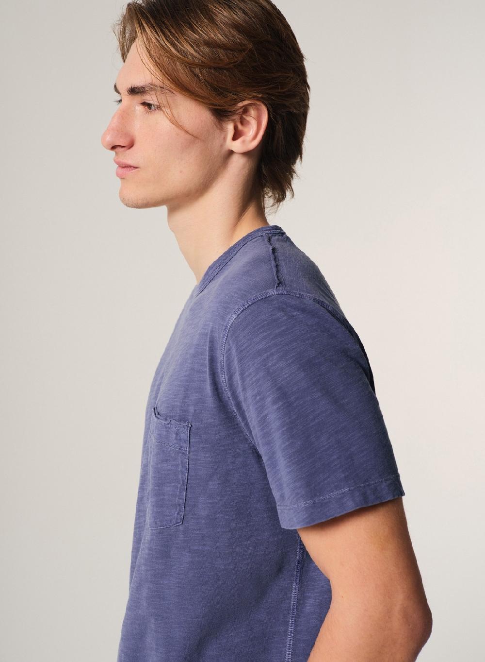 Etiqueta negra Remera cuello u flame con bolsillo pigment dye Últimos 3 días