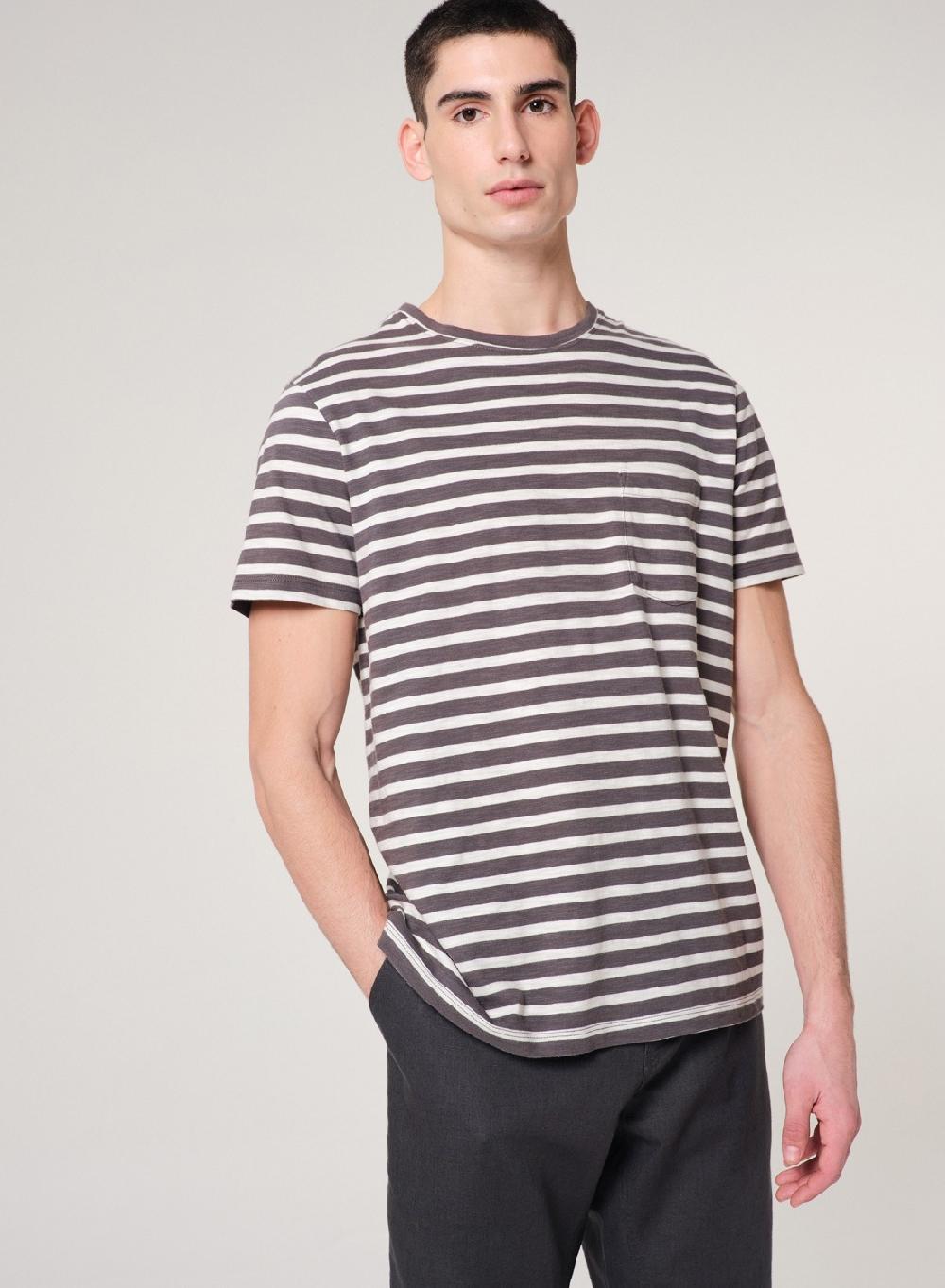 Etiqueta negra Remera cuello U rayas bolsillo manga corta Solo queda un día