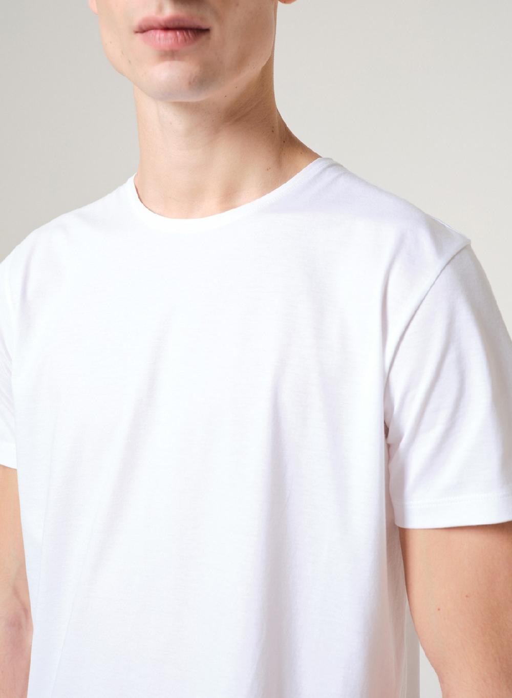 Etiqueta negra Remera luxury cuello U Grandes descuentos