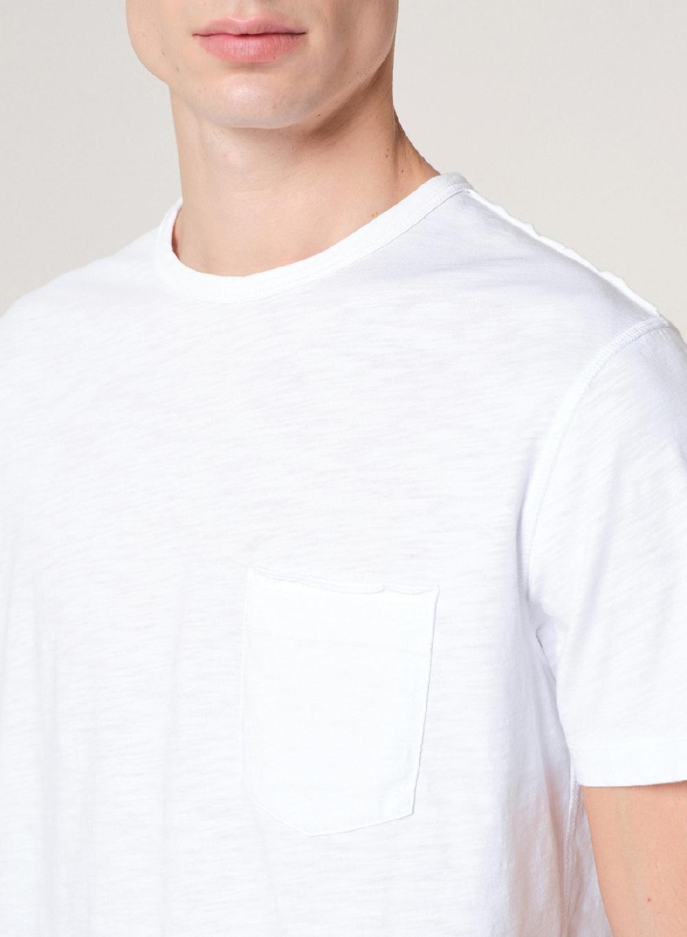 Etiqueta negra Remera cuello u flame con bolsillo pigment dye Limitado a 3 días