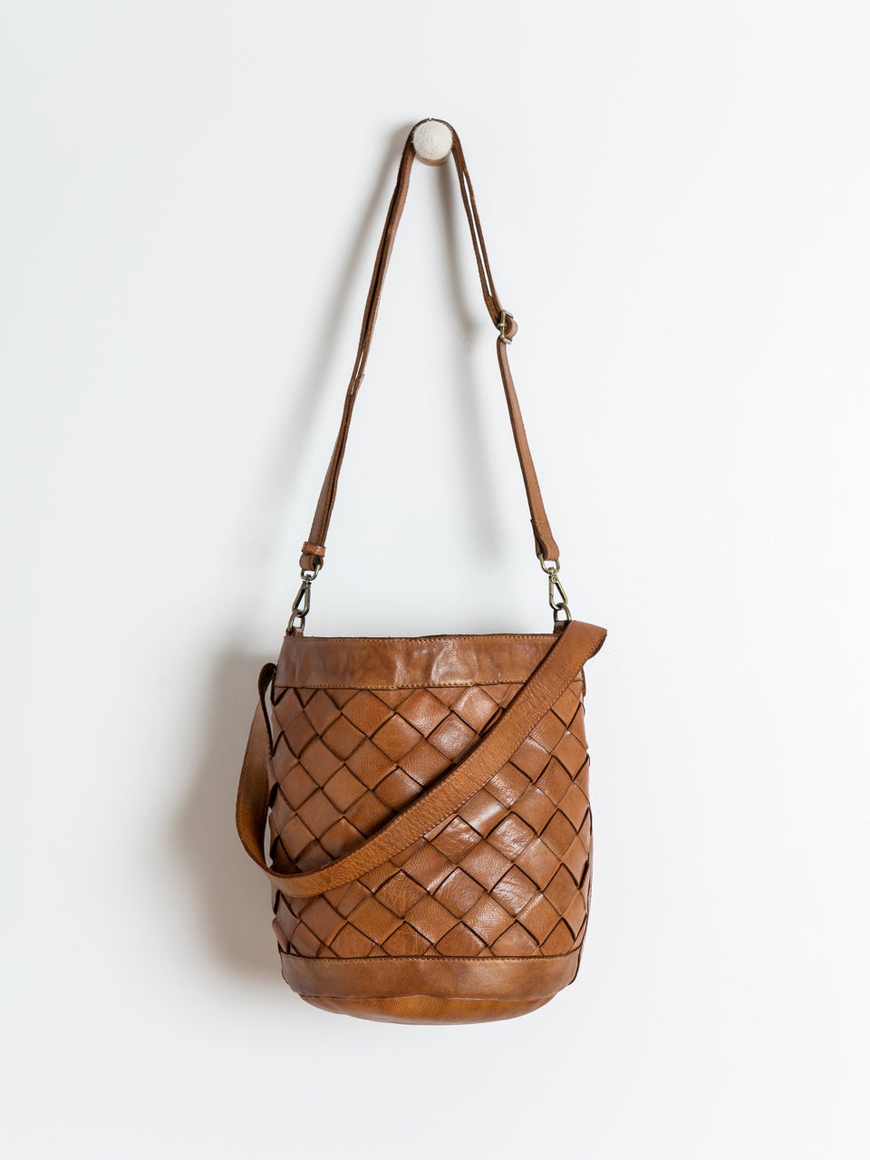 Indi & cold BOLSO TRENZADO MAXI BILL Devoluciones gratuitas