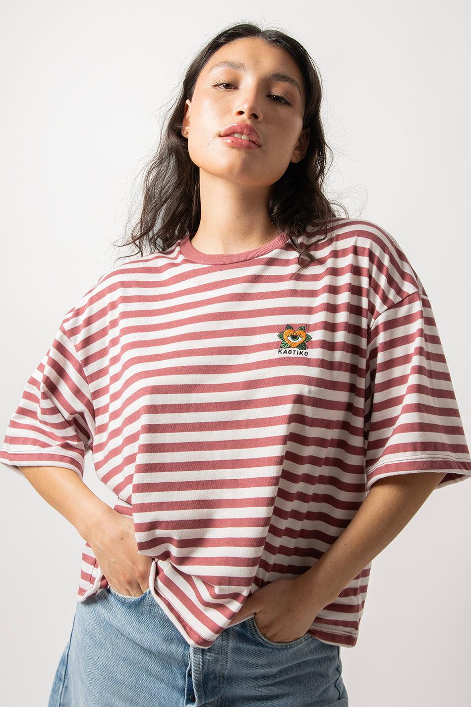 kaotiko Camiseta Burgundy Heart Stripes Venta caliente