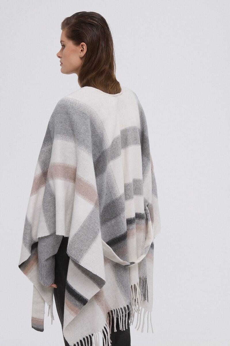 pedro del hierro Poncho de cuadros con flecos y cinturón Solo hoy