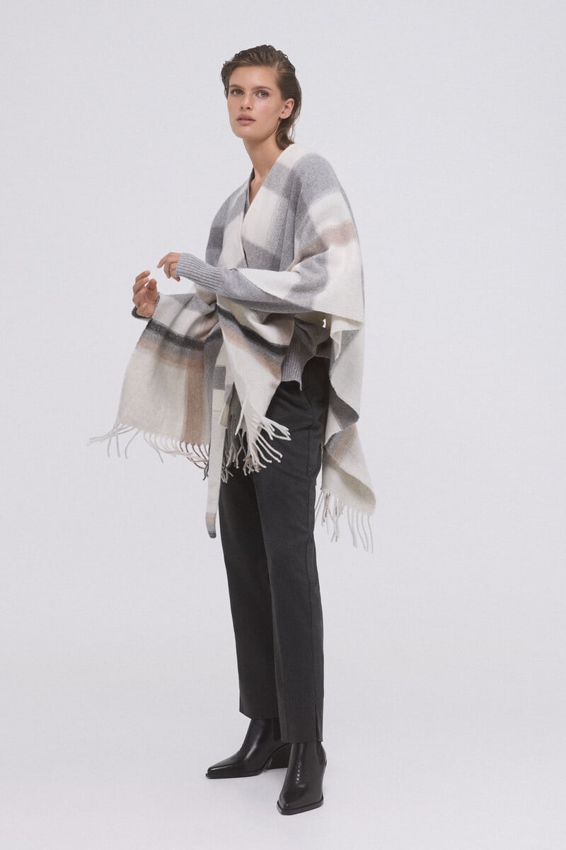 pedro del hierro Poncho de cuadros con flecos y cinturón Solo hoy