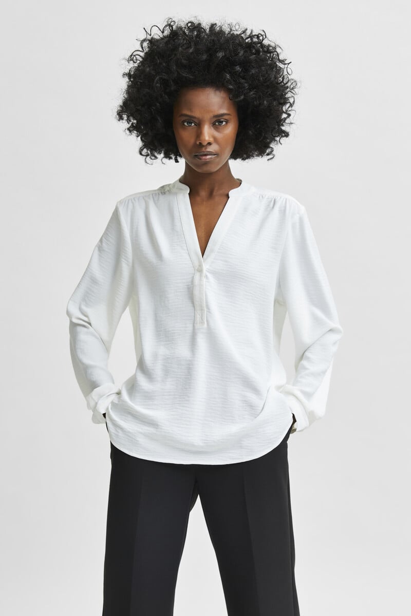 pedro del hierro Blusa fluida con cuello de pico confeccionada con materiales reciclados 2025