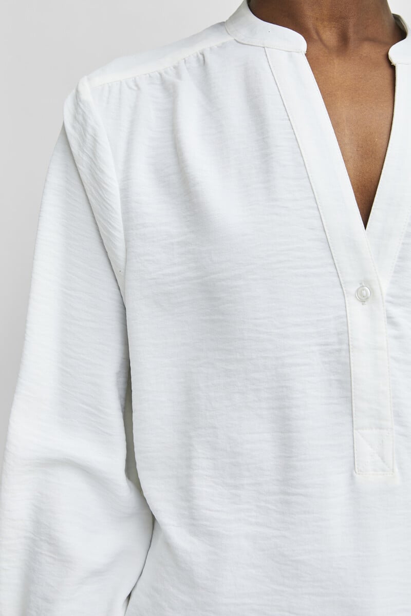 pedro del hierro Blusa fluida con cuello de pico confeccionada con materiales reciclados 2025