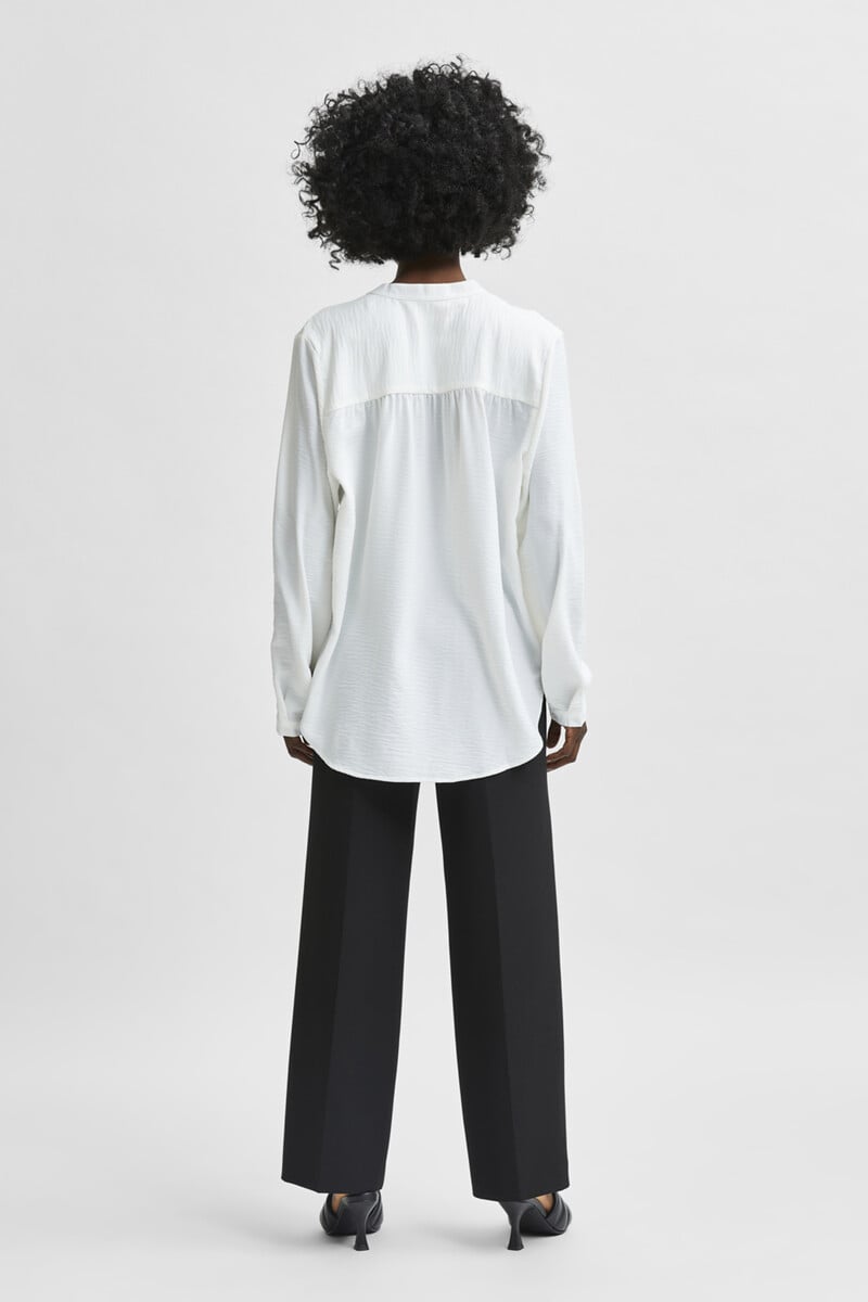 pedro del hierro Blusa fluida con cuello de pico confeccionada con materiales reciclados 2025