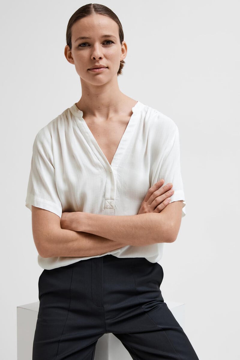 pedro del hierro Blusa de manga corta confeccionada con Viscosa Ecovero Ahorra y exporta