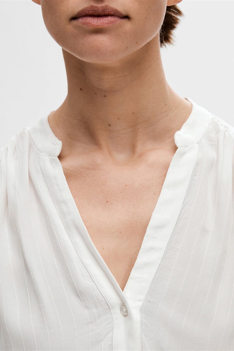 pedro del hierro Blusa de manga corta confeccionada con Viscosa Ecovero Ahorra y exporta