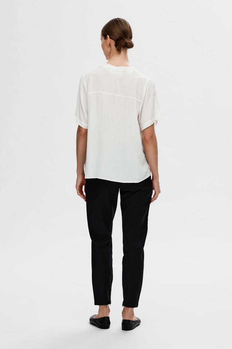 pedro del hierro Blusa de manga corta confeccionada con Viscosa Ecovero Ahorra y exporta