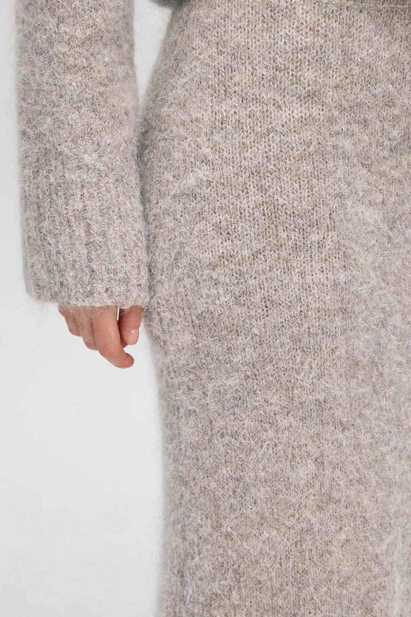 pedro del hierro Falda Midi confeccionada con alpaca Ahorra y exporta