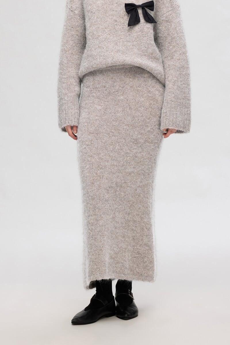 pedro del hierro Falda Midi confeccionada con alpaca Ahorra y exporta