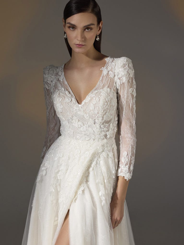 pronovias AMIYAH | Vestido de novia corte en a con escote de pico Tienda de fábrica