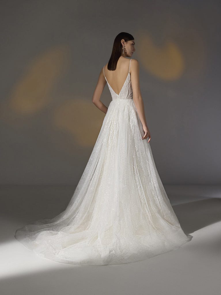 pronovias ASTRIA | Vestido de novia corte en a con escote de pico Limitado a 3 días