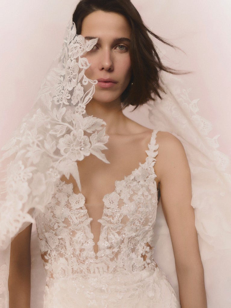 pronovias SEYCHELLES | Vestido de novia sirena con escote de pico | Pronovias Gran oferta