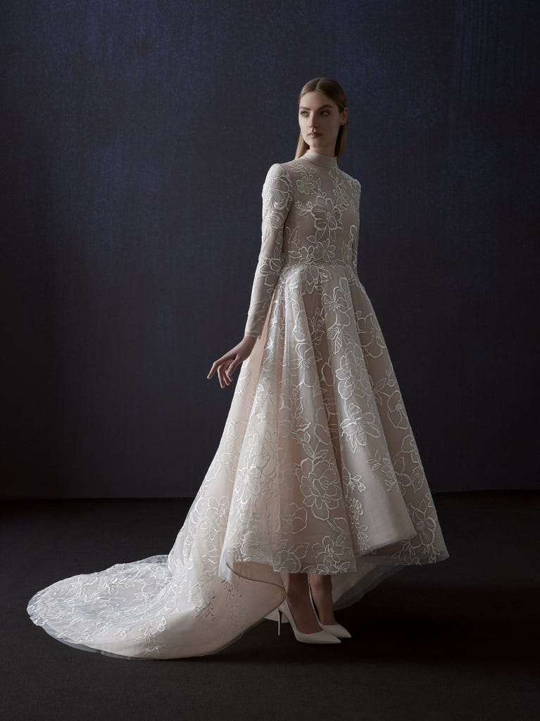pronovias VELIA | Vestido de novia princesa con escote cisne | Atelier Pronovias