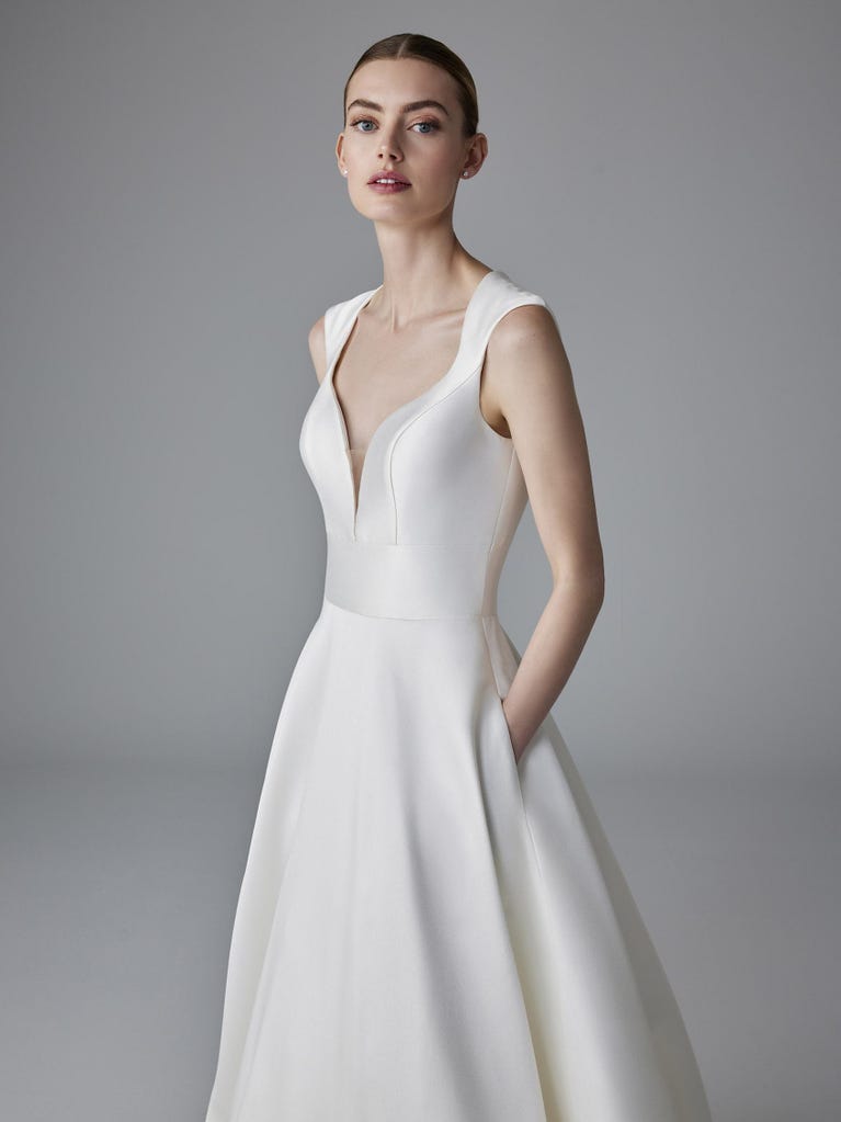 pronovias ETINCELLE | Vestido de novia princesa con escote de pico | Pronovias Devoluciones gratuitas