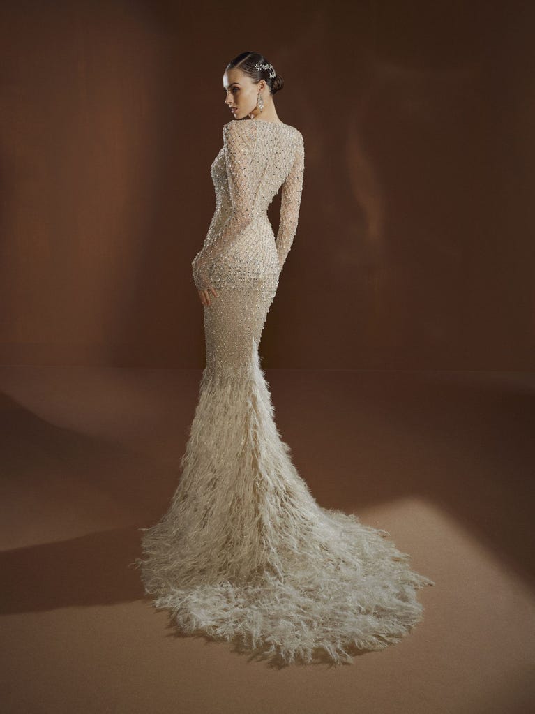 pronovias QUEENBE | Vestido de novia sirena con escote de pico | Pronovias Rebajas de fábrica