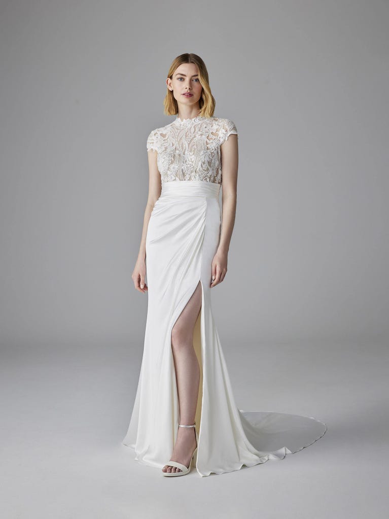 pronovias AGATHY | Vestido de novia sirena con escote cisne | Pronovias