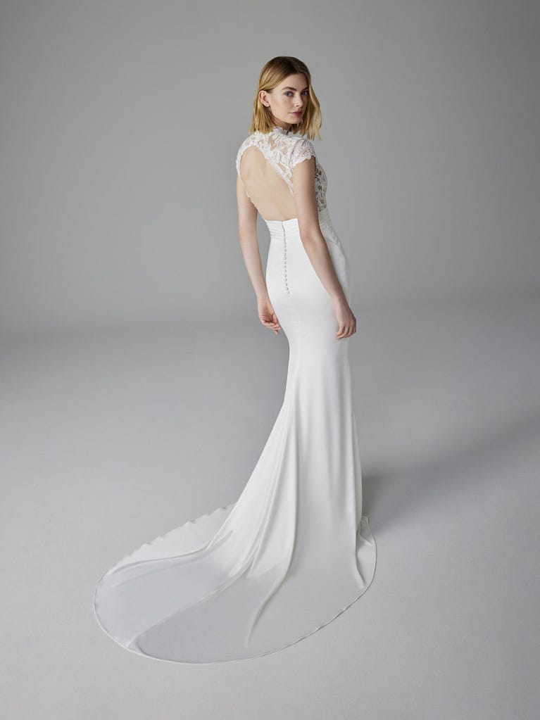 pronovias AGATHY | Vestido de novia sirena con escote cisne | Pronovias Ventas relámpago