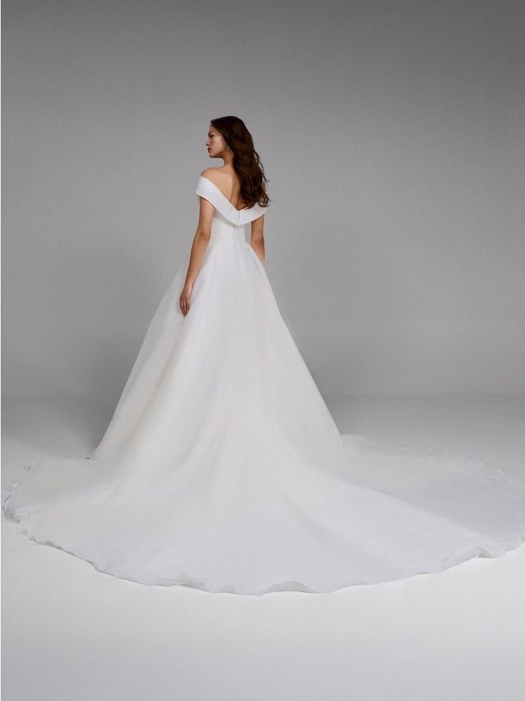 pronovias FARRAH | Vestido de novia ballgown con escote envolvente | Pronovias Promoción por tiempo limitado