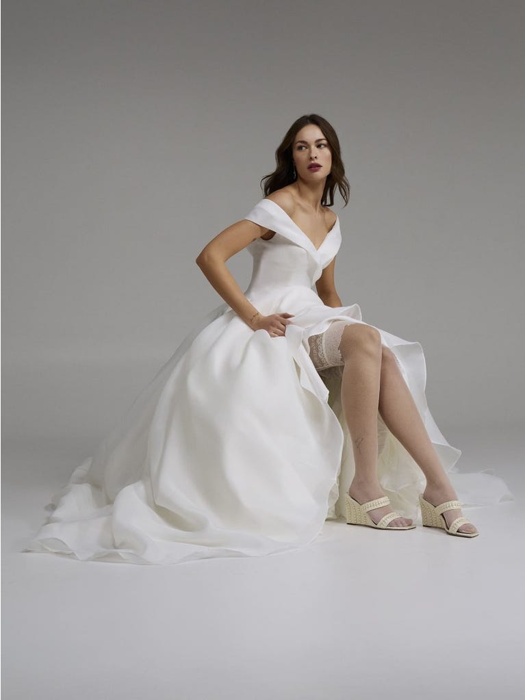 pronovias FARRAH | Vestido de novia ballgown con escote envolvente | Pronovias Promoción por tiempo limitado