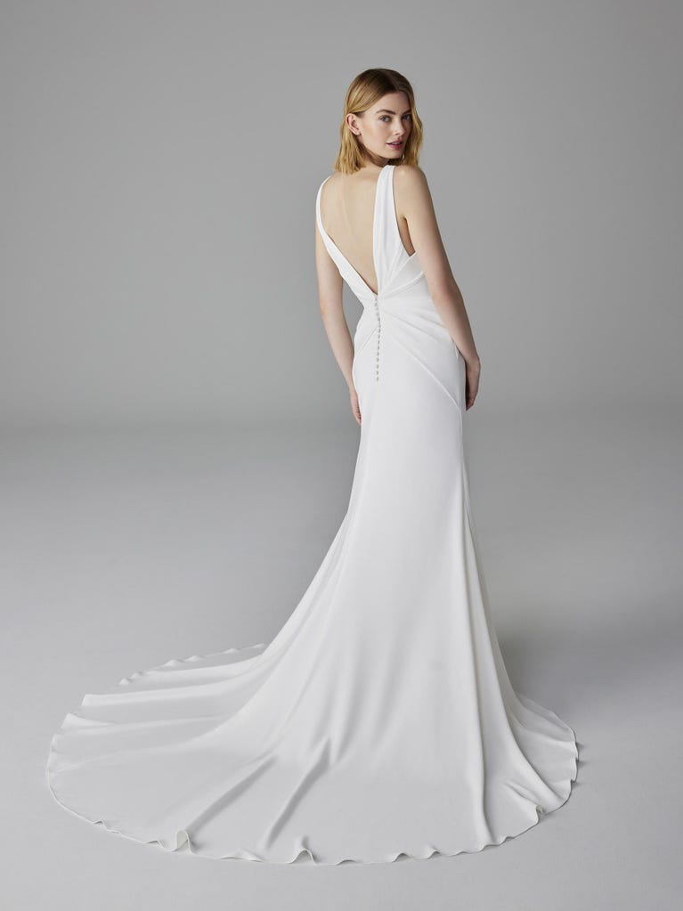 pronovias BELFORTUNE | Vestido de novia sirena con escote de pico | Pronovias Ahorra y exporta