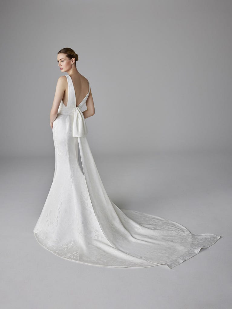 pronovias CHARLINE | Vestido de novia sirena con escote de pico | Pronovias En oferta