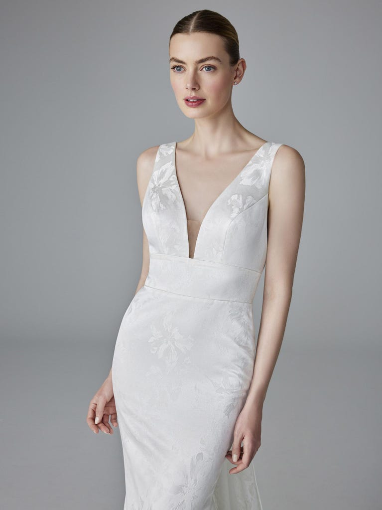 pronovias CHARLINE | Vestido de novia sirena con escote de pico | Pronovias En oferta