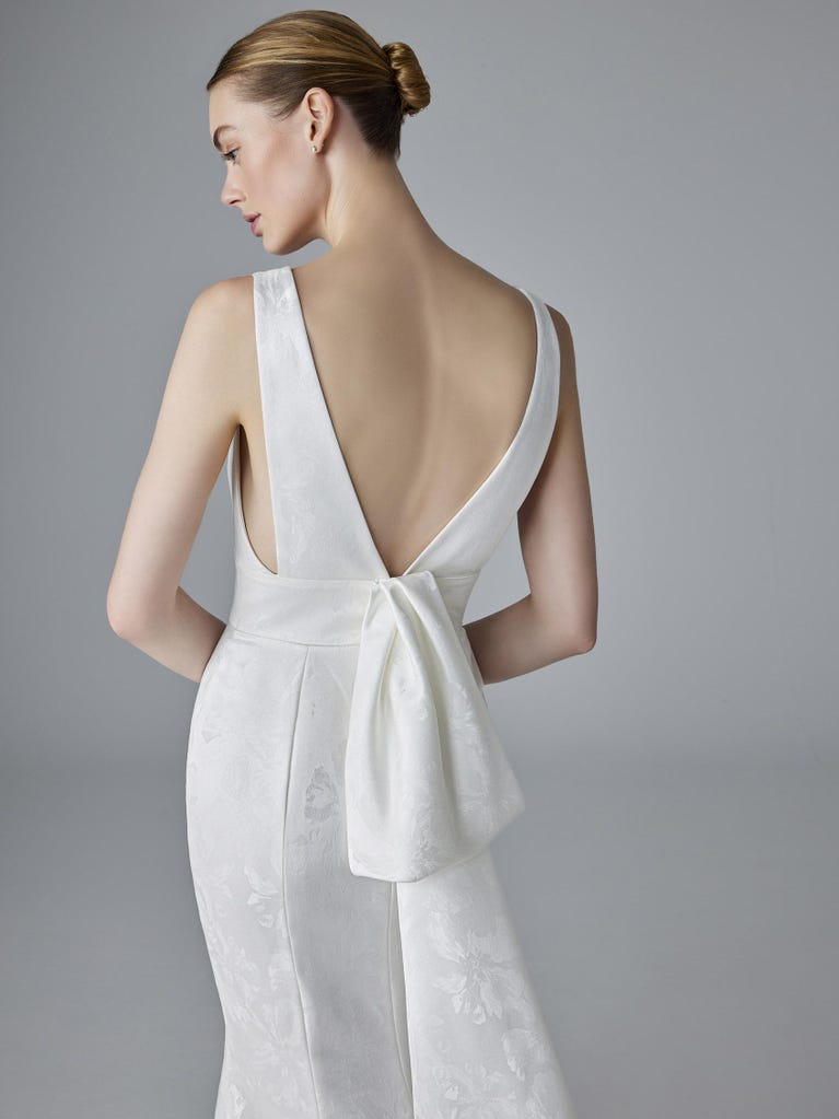 pronovias CHARLINE | Vestido de novia sirena con escote de pico | Pronovias En oferta