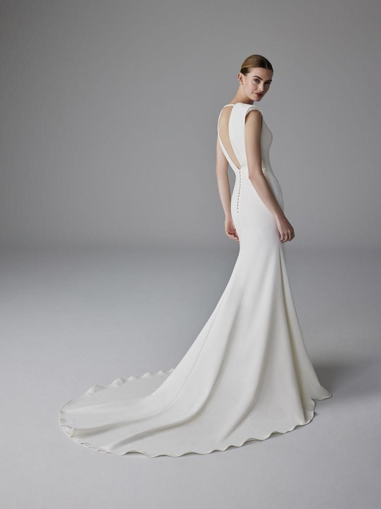 pronovias DELICATESSE | Vestido de novia sirena con escote de pico | Pronovias Descuento por venta flash