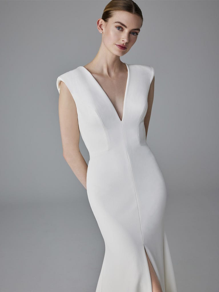 pronovias DELICATESSE | Vestido de novia sirena con escote de pico | Pronovias Descuento por venta flash