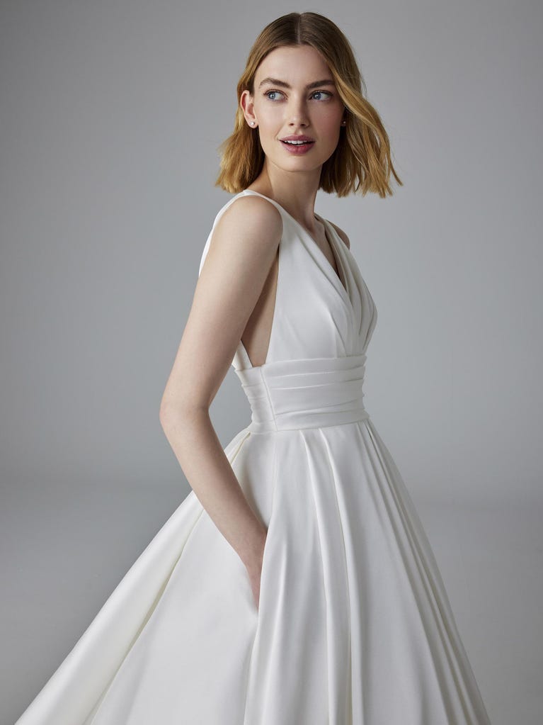 pronovias LUMINEUSE | Vestido de novia princesa con escote de pico | Pronovias Rebajas de fin de temporada