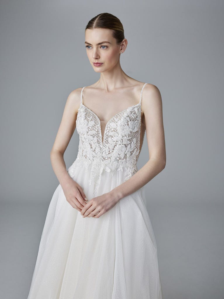 pronovias AILIDH | Vestido de novia corte en A con escote de pico | Pronovias 2025